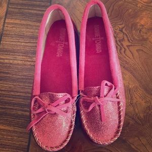 SOLD NWOT Minnetonka Pink Glitter Moc Yth 4/W 5.5